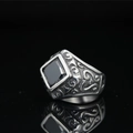 Bague vintage pour homme en acier titane avec pierre noire carrée et gravures gothiques - US 7 / Noir Acier