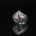 Bague vintage pour hommes en acier titane avec pierre rouge carrée et gravures - US 7 / Rouge