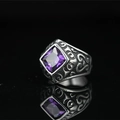 Bague vintage pour hommes en acier titane avec pierre violette carrée et gravures - US 7 / Violet
