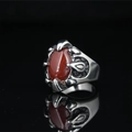 Anillo gótico vintage de acero para hombre con ágata roja engastada en garras de águila - US 7 / Rojo