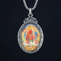 Μενταγιόν Thangka από ατσάλι τιτανίου με πολύχρωμη θεότητα και ανάγλυφο πλαίσιο σε αλυσίδα - Κόκκινος Θεός του Πλούτου Μόνο Μενταγιόν (Χωρίς Αλυσίδα)