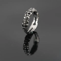 Anello gotico con teschi in argento ossidato e riflesso specchiato stile vintage - US 7 / Argento Antico