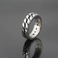 Anello vintage in acciaio al titanio a forma di pneumatico per uomo e donna con dettagli neri - US 7 / Battistrada Argento-Nero (Anello Singolo)
