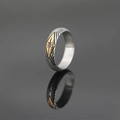 Anello retrò in acciaio con strisce a raggiera e centro a diamante dorato - US 7 / Oro Argento Antico