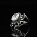 Anello granchio gotico argentato con grande cristallo ovale su sfondo nero lucido - US 7 / Base in Acciaio Bianco