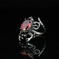 Anello a granchio gotico in argento con un grande cristallo rosso ovale su sfondo nero - US 7 / Rosso
