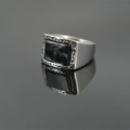 Anello vintage in acciaio argento da uomo con pietra nera rettangolare e rilievi - US 8 / Anello con Gemma Nera