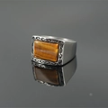 Anello con sigillo da uomo retrò con occhio di tigre rettangolare e motivi vintage - US 8 / Anello con pietra occhio di tigre