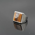 Anello con sigillo da uomo in argento lucido con pietra occhio di tigre quadrata e stile - US 7 / Anello con pietra occhio di tigre