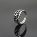 Anillo vintage de acero de titanio plateado con grabado floral y acabado oxidado para hombre - Talla US 8