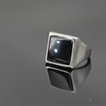 Anello sigillo vintage da uomo in acciaio argento con gemma nera quadrata incastonata - US 7 / Anello con Gemma Nera