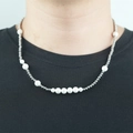 Collana minimalista in acciaio al titanio con perline d'argento e bianche indossata da modella - Collana con perline bianche singole