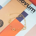 Elegante bracciale a doppio strato in acciaio al titanio dorato con anelli incisi LOVE - Oro