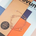 Bracciale a doppio strato in acciaio al titanio oro rosa con ciondoli ad anello incisi LOVE - Oro rosa