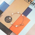 Elegante bracciale a doppia catena dorata con perle bianche e chiusura a moschettone regolabile - Oro rosa