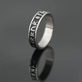 Anello in acciaio al titanio con incisioni di rune nordiche su superficie riflettente - US 7 / Stile Rune Nordiche (Stile A)