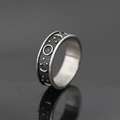 Anello vintage in acciaio inossidabile con incisioni di luna e stelle e finitura - US 7 / Stile Astronomico Stella e Luna (Stile C)