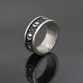 Anello vintage in acciaio al titanio con rilievi di sole e luna in finitura argento ossidato - US 7 / Stile Celeste Sole e Luna (Stile B)
