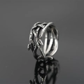 Gotischer Ring mit Dornenreben-Design in oxidiertem Silber mit Hohlstruktur - US 6 / Stahlfarbe