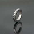 Anello minimalista in acciaio al titanio argento con scritte Independent e Freedom - US 6 / Argento