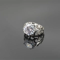 Elegante anello in acciaio al titanio con grande zircone e fascia traforata a cuore - US 5 / Argento