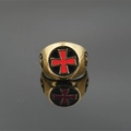 Anello con sigillo punk in acciaio al titanio dorato con croce rossa su smalto nero - US 7 / Oro