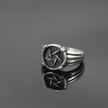 Bague étoile punk vintage en acier titane avec finition oxydée et anneau à rayures verticales - US 8 / Argent Antique