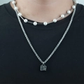 Collana da uomo a strati in acciaio al titanio con perle e ciondolo a forma di valigia - Collana