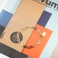 Goldenes Gliederkettenarmband aus Titanstahl mit graviertem Good Luck Anhänger - Gold
