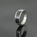 Anello punk in acciaio inossidabile con inserto in smalto nero e finitura argento - US 7 / Argento