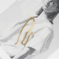 Elegante bracciale a catena box dorata con barra rettangolare curva su rivista - Oro