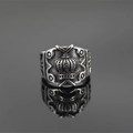 Anello con corona in acciaio al titanio vintage argento con rilievo gotico su sfondo nero - US 7 / Argento Antico