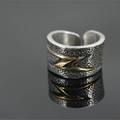 Anello largo vintage ossidato con emblema a fulmine dorato su finitura argento opaco - US 7