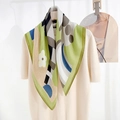 Elegante zijden vierkante sjaal met abstracte paardenprint op witte gebreide trui - Eén maat / Groen