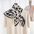 Klassieke zijden sjaal met luipaardprint geknoopt op een beige gebreide top retro look - Luipaard Visgraat / Wit