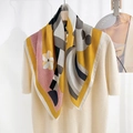 Artistieke zijden sjaal met paardenprint en geometrische patronen aan een hanger - Eén maat / Geel