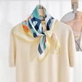Zijden sjaal met abstracte paardenprint en blauw-gele geometrische patronen voor dames - Eén maat / Bleekgeel