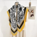 Foulard en soie imprimé lion noir et blanc avec bords jaunes sur un pull beige chic - Grand / Jaune