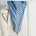 Elegante zijden sjaal met blauw geometrisch patroon op een witte hanger met een beige blazer - 170*50cm / Blauw