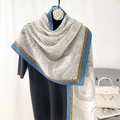 Elegante dames sjaal met paisley print en blauwe Griekse rand in zijdeachtige stof - Beige