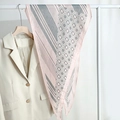 Zijden sjaal met roze en grijs ruitpatroon aan witte hanger met een beige blazer - 170*50cm / Roze