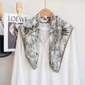 Elegante vintage vierkante sjaal met bloemen en grijze rand op een wit shirt - Groen