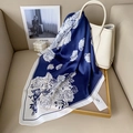 Elegante marineblauwe en witte zijden sjaal met rozenprint op een luxe lederen handtas - Blauw