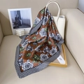 Retro-Seiden-Halstuch mit Rosenmuster und Schachbrettmuster auf weißer Handtasche - 70x70cm / Braun