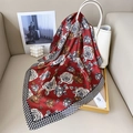 Vintage Seidenschal in Burgund mit Rosendruck und Schachbrettmuster auf Handtasche - 70x70cm / Rot