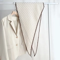 Foulard élégant en soie crème à pois marrons drapé sur un blazer de luxe - Beige