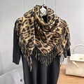 Schicker Schal mit Leopardenmuster und Quasten aus braun-schwarzem Strickgewebe - 100x100cm / Gelb Und Schwarz Leopard