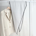 Écharpe en soie à pois blancs et noirs, suspendue avec des drapés doux naturels - Blanc