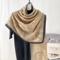 Elegante camel en zwarte paisley print sjaal gedrapeerd op een mannequin voor dames - Khaki