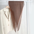 Foulard en soie marron à pois blancs sur un cintre avec une veste élégante - Marron